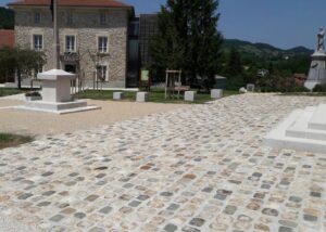 Reclaimed beige sandstone Fontainebleau cobblestones