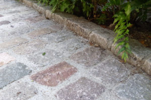 Stock of Paris reclaimed setts with a mix of colours : beige, pinkish hue, grey