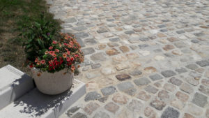 Mélange de pavés en grès de Fontainebleau et de Versailles - place de Varacieux