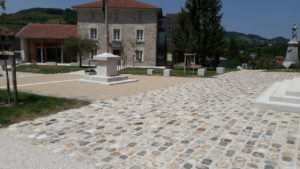 Place de Varacieux pavée et colorée en grès