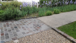 Allée et bordure en pavés de Paris