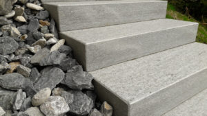 Blocs marches en pierre des Alpes finition
