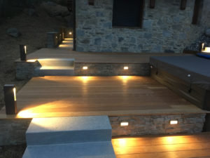 Terrasse en bois et pierre des Alpes