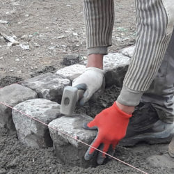 Laying large setts on mortar
