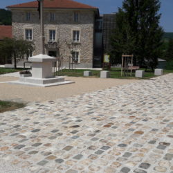 Place pavée en grès de Fontainebleau