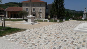 Place pavée en grès de Fontainebleau