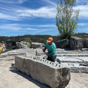 Découpe manuelle des blocs de granit en carrière