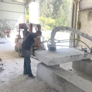 Bouchardage de la surface du granit