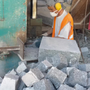 Découpe des blocs de granit en pavés