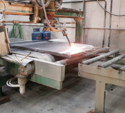 Technique de flammage du granit