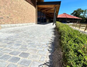 Renovation of the Jiva Hill equestrian centre with sawn Paris