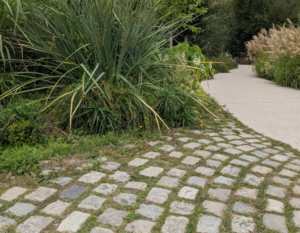 Kings cobbles with grass joints in the gardens of Nantes