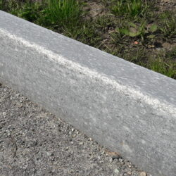 Bordure en pierre des Alpes