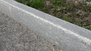 Bordure en pierre des Alpes