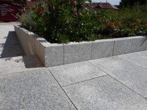 Bordure en palissade en granit
