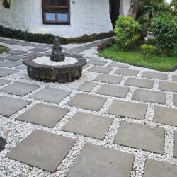 Jardin pavée avec joints en graviers