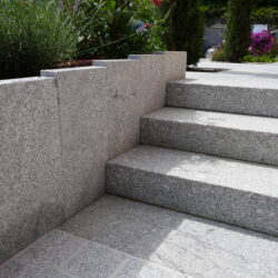 Bordure haute en granit