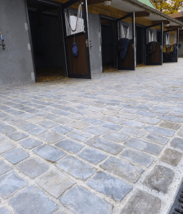 Pavés sciés anciens en granit au écuries