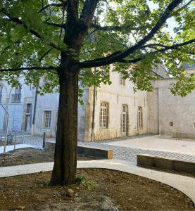 Cours de l'hôtel de Vogué en pavés anciens