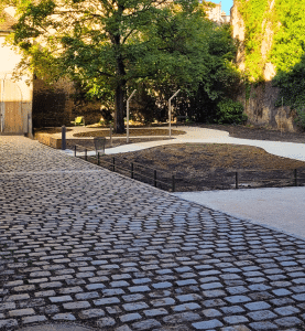 Chantier de pavage en pavés de récupération