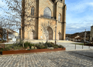 Route et parvis d'église pa